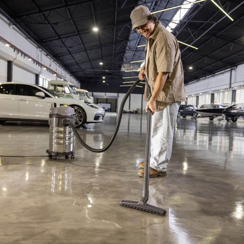 Aspirador de Pó e Água Karcher NT 3100 - Imagem principal - d933c8b6-54d5-44e6-ac81-e8743d516fdb