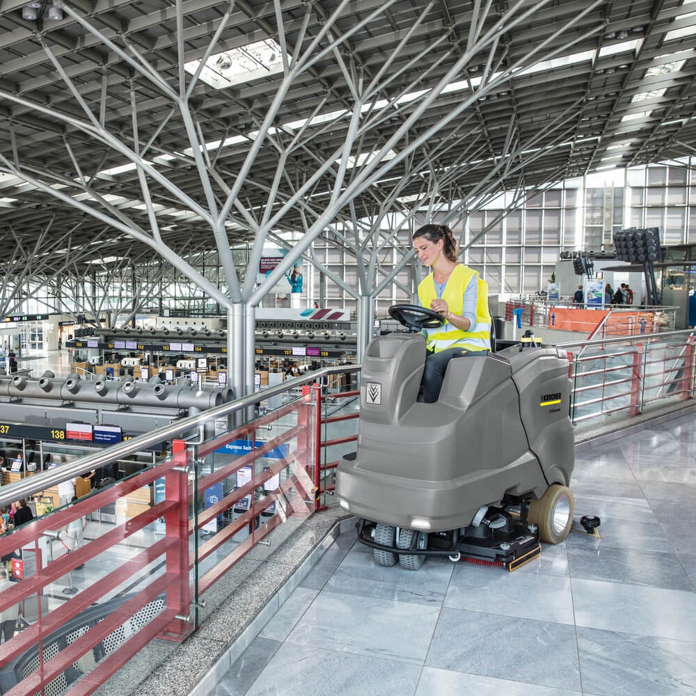 LAVADORA E SECADORA DE PISO KARCHER B 90 R - Imagem principal - d73f6b18-29c8-422c-bdf7-9b250bc1e8cf