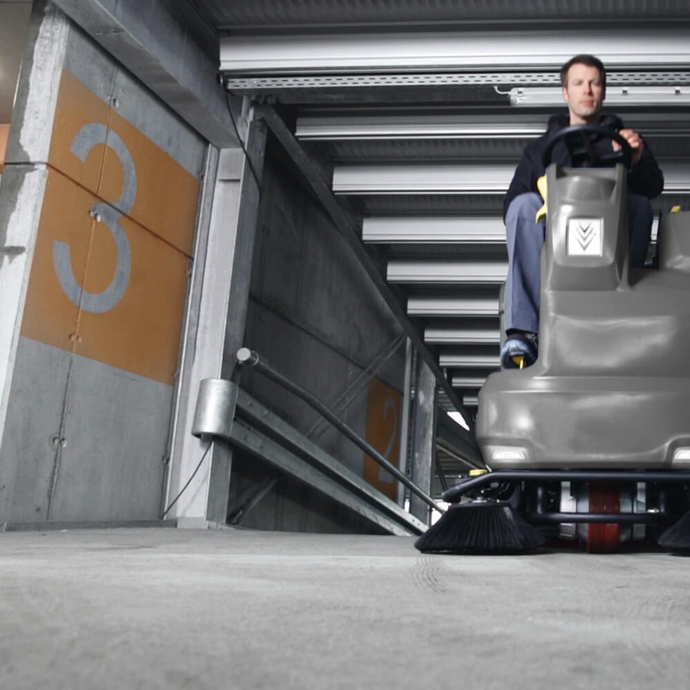 LAVADORA E SECADORA DE PISO KARCHER B 90 R - Imagem principal - 5278801a-bca3-417b-8b84-a0e561d14b2a