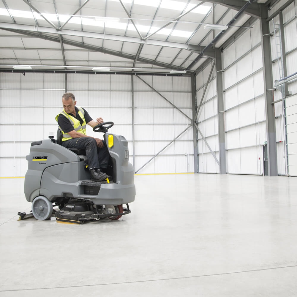 LAVADORA E SECADORA DE PISO KARCHER B 90 R - Imagem principal - e4ca823d-884e-4f7b-a8d6-4a5bd93537dd