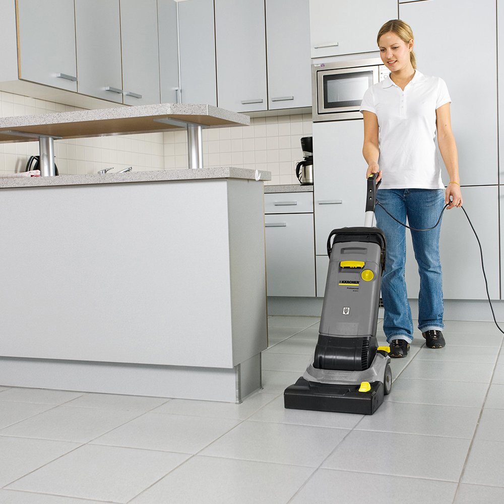 LAVADORA E SECADORA DE PISO KARCHER BR 30/4 - Imagem principal - 48be686a-d24c-4241-9887-4bc177b3a18a