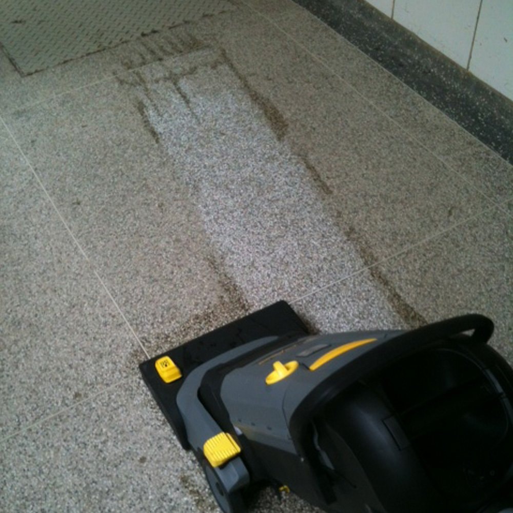 LAVADORA E SECADORA DE PISO KARCHER BR 30/4 - Imagem principal - 3dbd0542-b50b-4ad0-9585-ee60c1690724