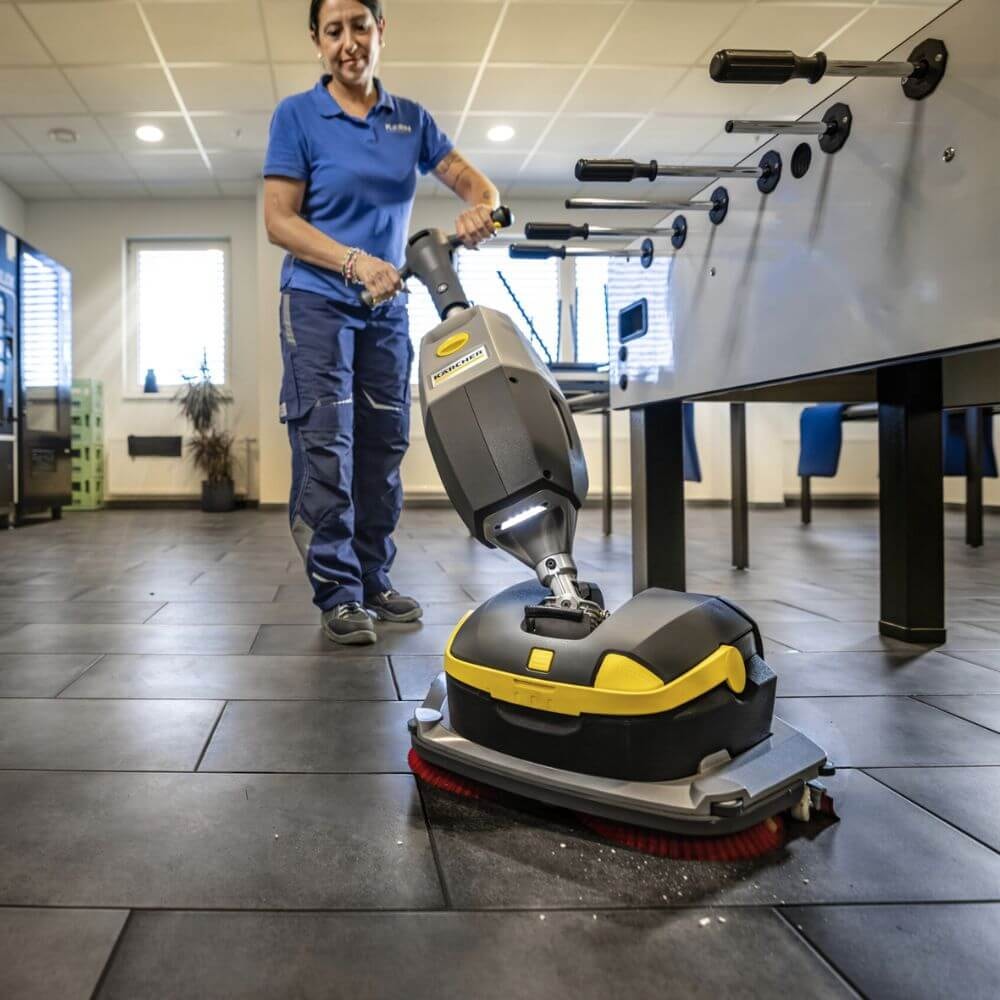 Lavadora e Secadora de Piso Karcher K-Mop 46 - Imagem principal - 0410c3fc-0ce5-42dd-9a35-bbcc746608f1