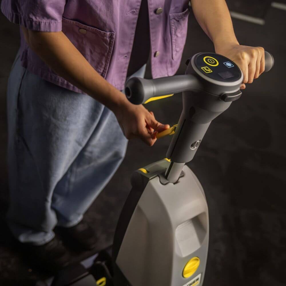 Lavadora e Secadora de Piso Karcher K-Mop 46 - Imagem principal - 9ca42011-52a3-4360-8702-4945631fe65e