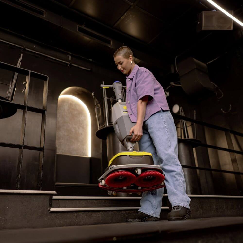 Lavadora e Secadora de Piso Karcher K-Mop 46 - Imagem principal - a71b1afd-0e47-480d-9565-74880820f8fa