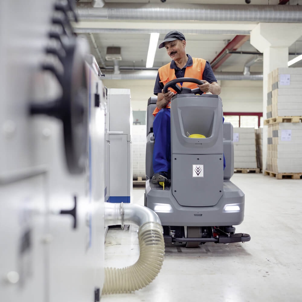 Lavadora e Secadora de Piso Tripulada Karcher BD Super - Imagem principal - da954628-a7dd-4278-b888-4991da2ac656